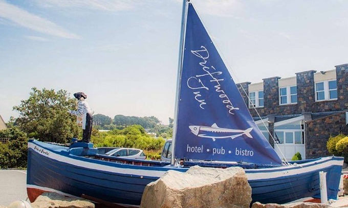 Le Catioroc Hotel | Driftwood Inn