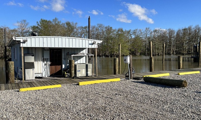 Venice Boat Rental | Drive up & park 6 ft from this clean, equipped houseboat in Cypress Cove Marina