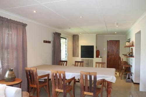 Springbok Apartment | du Repos (Lovely & Relaxing 2-Bedroom Unit with Patio)