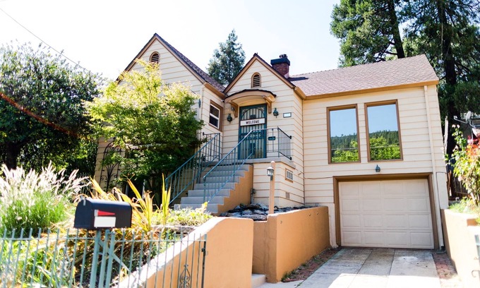 Dunsmuir House | Dunsmuir Adventure House ~ Spacious family getaway