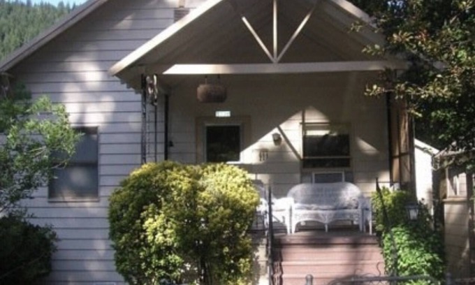 Dunsmuir Cottage | Dunsmuir Tin Roof Cottage