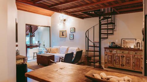 Jardim Europa Apartment | Duplex com lareira e TV Smart em meio à natureza