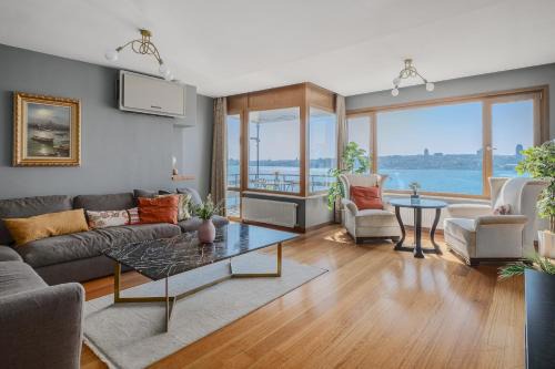 Uskudar Apartment | Duplex Flat w Panoramic Bosphorus View and Terrace