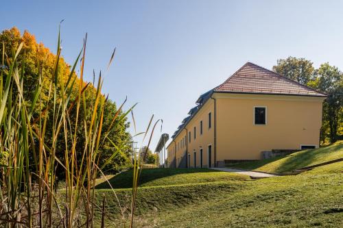 Slovenske Konjice Hotel | Dvorec Trebnik - SOBE