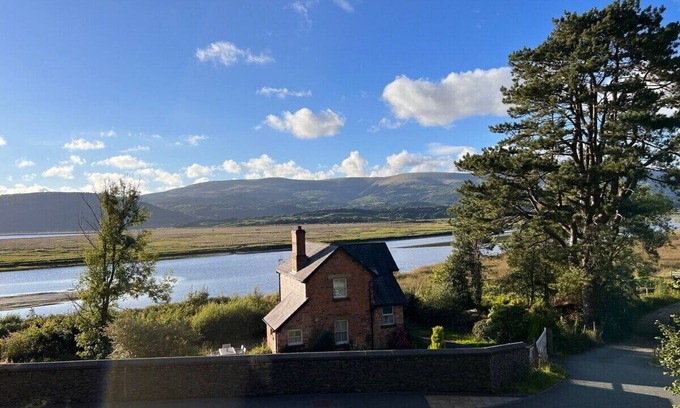 Cwrt Cottage | Dyfi Hideaway - Stunning Snowdonia Valley Views