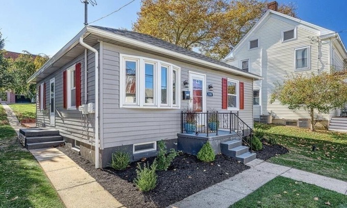 Dallastown House | E Maple-The Pleasant Home-Comfort & Ease