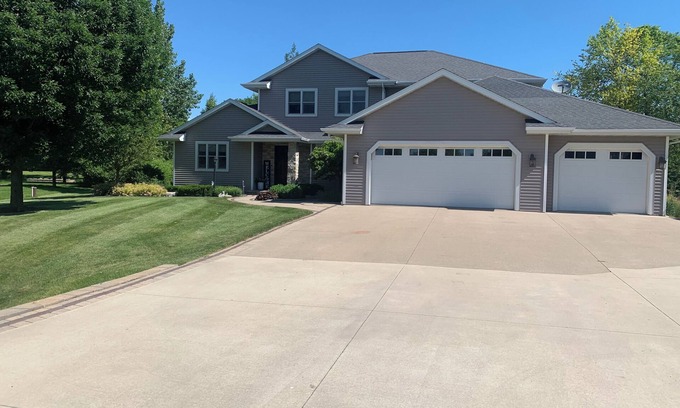 Fond du Lac House | EAA House luxurious inside and out