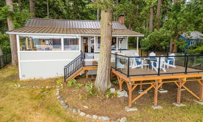 Freeland House | Eagle Beach Retreat by AvantStay | Waterfront Home