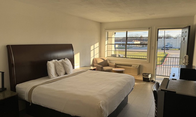 Gun Barrel City Hotel | Eagle Inn