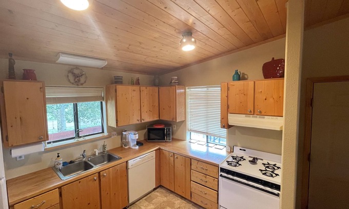Eagle Nest Hotel | Eagle Nest Fly Shack and Lodge