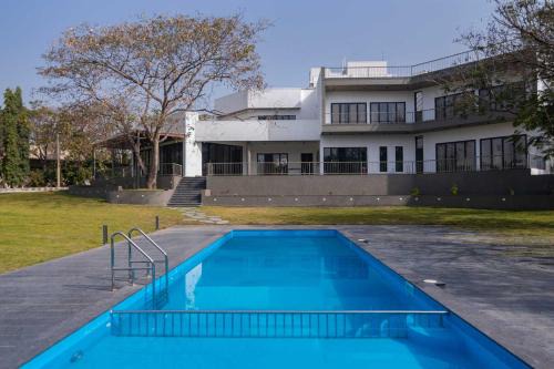 Rajgurunagar Villa | Earth Song by StayVista - Boasting an Open theatre, Games, Spacious lawn, Swimming pool & Conference room