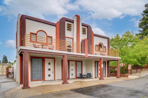 Fair Oaks Apartment | Easily Explore Fair Oaks Village! Unique Condo