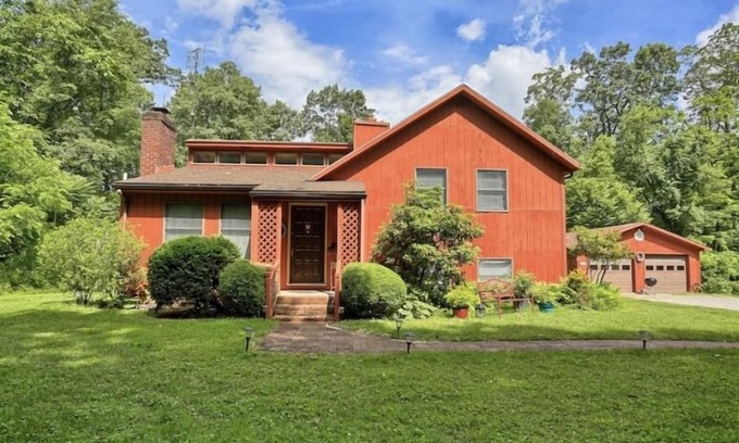 Gettysburg House | East Cavalry Red House 3 bedrooms 3 full baths sleeps up to 12