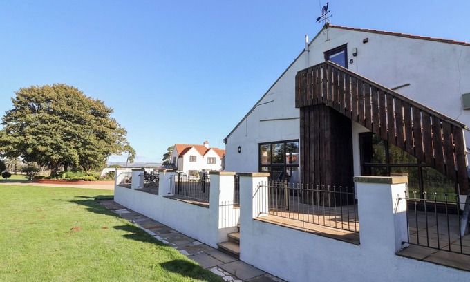 West Heslerton House | EAST COTTAGE, pet friendly, with a garden in Rillington