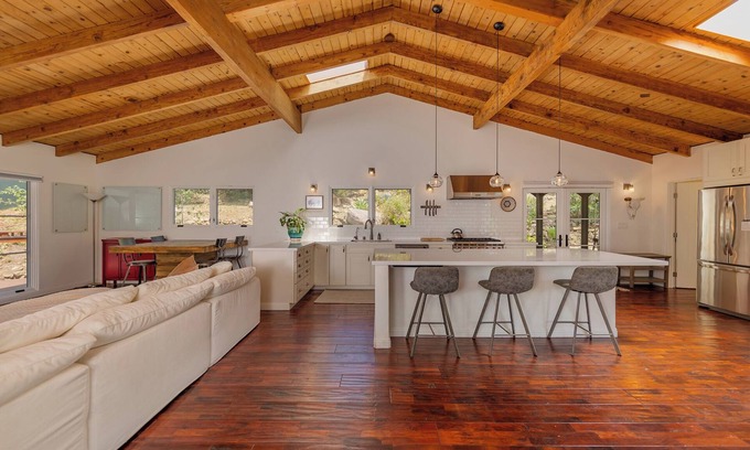 Ojai House | East End Sanctuary: 3 BR, 30+ Night Stay