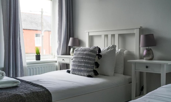 Choppington House | East House-Sleeps 5-Pet friendly-Garden - Parking