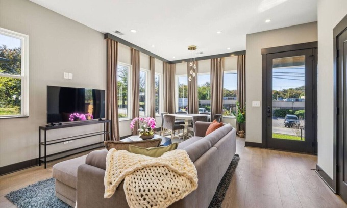 Madison House | East Nash Luxury Escape w/Rooftop Deck-Sleeps 12!