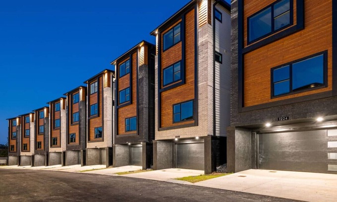 Madison House | East Nash Luxury Escape w/Rooftop Deck-Sleeps 12!