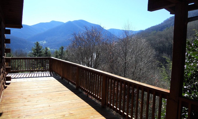 Maggie Valley Cabin | Easy access, minutes from skiing, pet friendly, wifi and cable, cleaning incl.