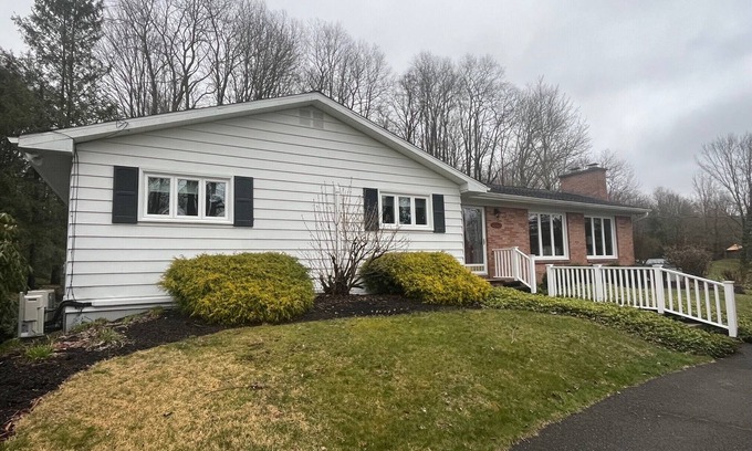 Corry House | Easy access to tri-state attractions. Lakes, golf, wildlife and more.