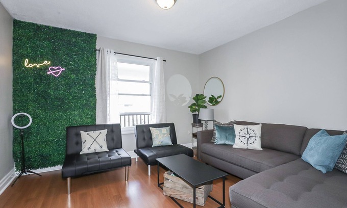 Niagara Falls House | Easy Walk to Clifton Hill Falls & Attractions!