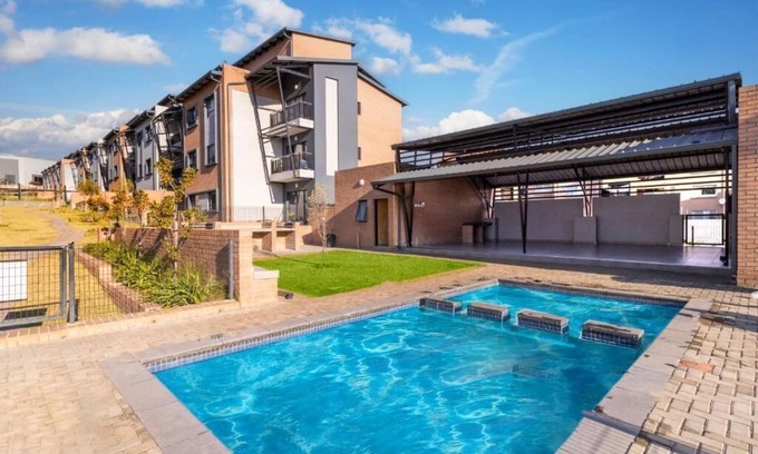 Greater Johannesburg Metropolitan Area Apartment | Eazy Apartment by Mall of Africa