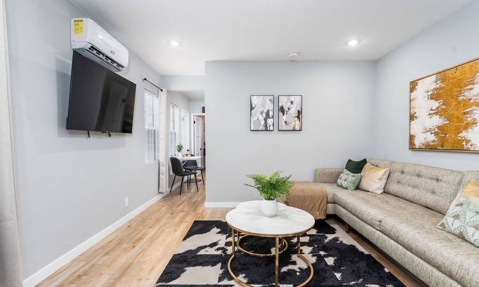 Elysian Heights House | Echo Park Haven: 1 BR LA Chic Retreat