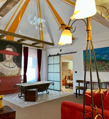 Satu Mare Apartment | Eclectic 6
