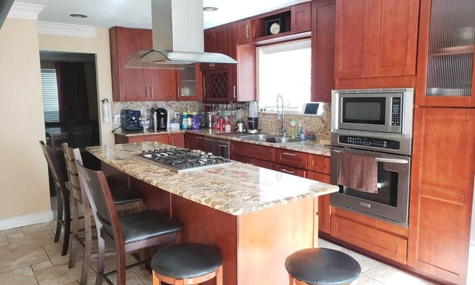 Houston House | Eclectic Retreat - Hou/Pearland/Missouri City - 4BD/2.5BT Home w Huge Yard!