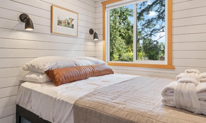 Camas House | Eco Friendly Tiny Container Home Retreat