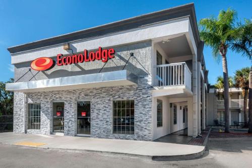 Tampa Cabin | Econo Lodge Airport - RJ Stadium