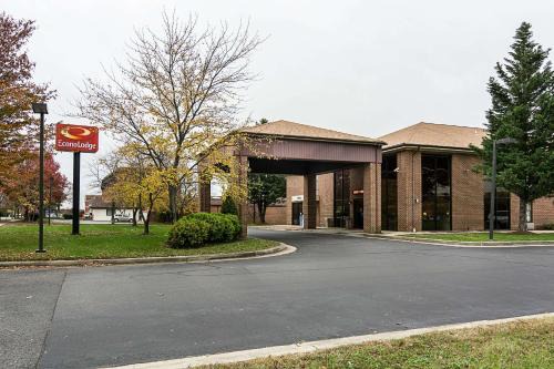 Clinton Cabin | Econo Lodge Andrews AFB