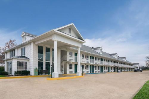 Branson Theater District Cabin | Econo Lodge Branson Theater District