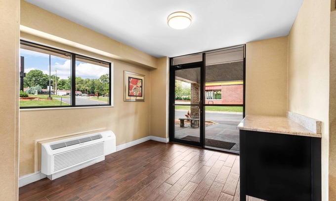 Toddville Road Hotel | Econo Lodge Charlotte Airport