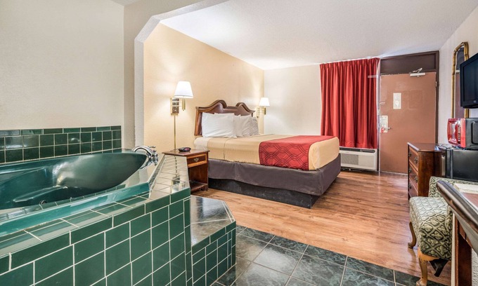 Macon Hotel | Econo Lodge Inn & Suites Macon West