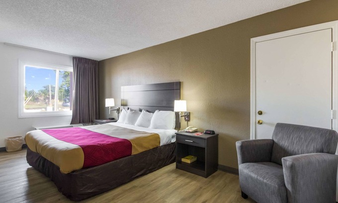 North Camellia Acres Hotel | Econo Lodge Little Creek