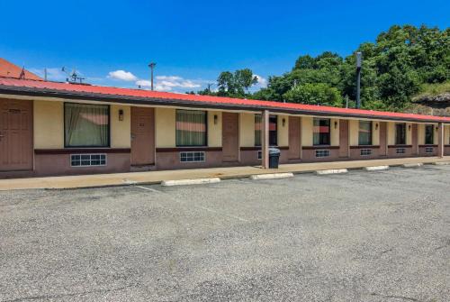 South Hills Cabin | Econo Lodge Pittsburgh I-79