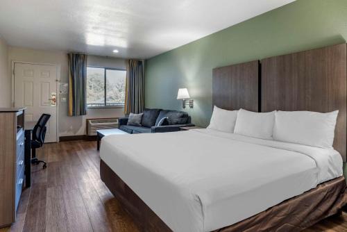 Parkrose Cabin | Econo Lodge Portland Airport