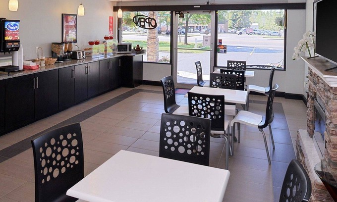 Rochester Hotel | Econo Lodge Rochester I-90 & I-390