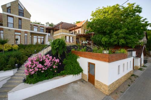 Edeleny Apartment | Edelin Cottage
