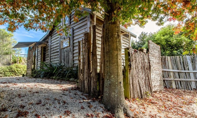 Upper Moutere House | Eden's Rustic Retreat - Upper Moutere Holiday Cabin