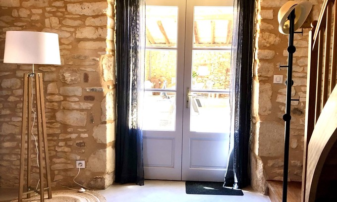 Blanquefort-sur-Briolance House | Een Sfeervolle Gîte met een Overdekt Privéterras. Een Vrolijke Hond is Welkom