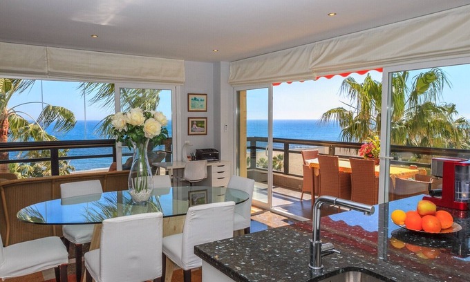 Carihuela Apartment | El Remo Deluxe - Frontline Beach Apartment Torremolinos