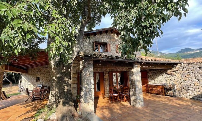 Sales de Llierca Ski Chalet | El Vilarot. La casa de piedra en la naturaleza.