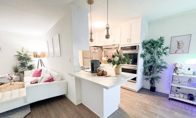 The Flats Apartment | Elegant 1BR in Beverly Hills, Los Angeles