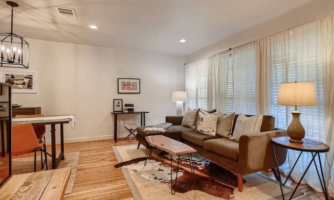 Willow Meadows/Willowbend Area House | Elegant 3 BDRM Home Mins to Stadium, Hospitals, Downtown Houston