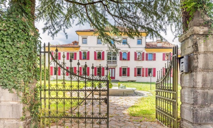 Belluno Apartment | Elegant 350 sqm apartment for 6 people, located on two levels of a historic 18th century villa. The villa, with fine furnishings and frescoed galleries, will enchant you with its rooms, where history and comfort blend to give you an unforgettable experie