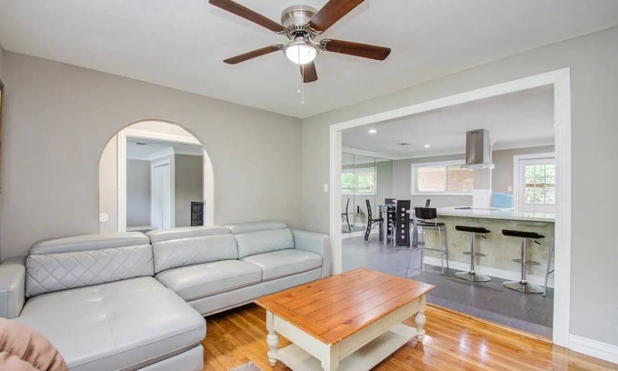 Garden Oaks House | Elegant 3BR 2BA-10 min ~ Downtown & Galleria Houston