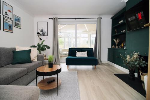 Newton St Loe House | Elegant 3BR Bath Home, Sleeps 6, Driveway Parking, Families and Contractors Stay