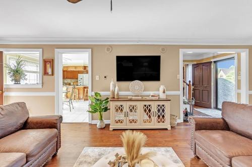 Cordova House | Elegant 3BR Retreat - Great for Families and Corporate Travel